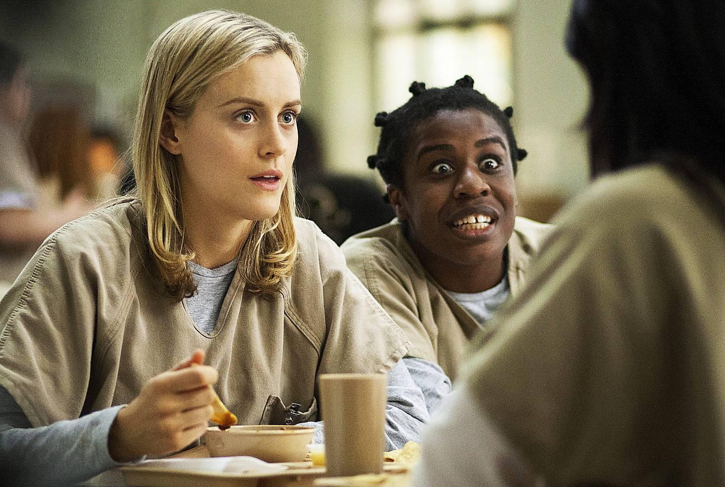FIKTION... Taylor Schilling som Piper Kerman med Uzo Aduba på kvinnofängelset i tv-versionen av ”Orange is the new black”.