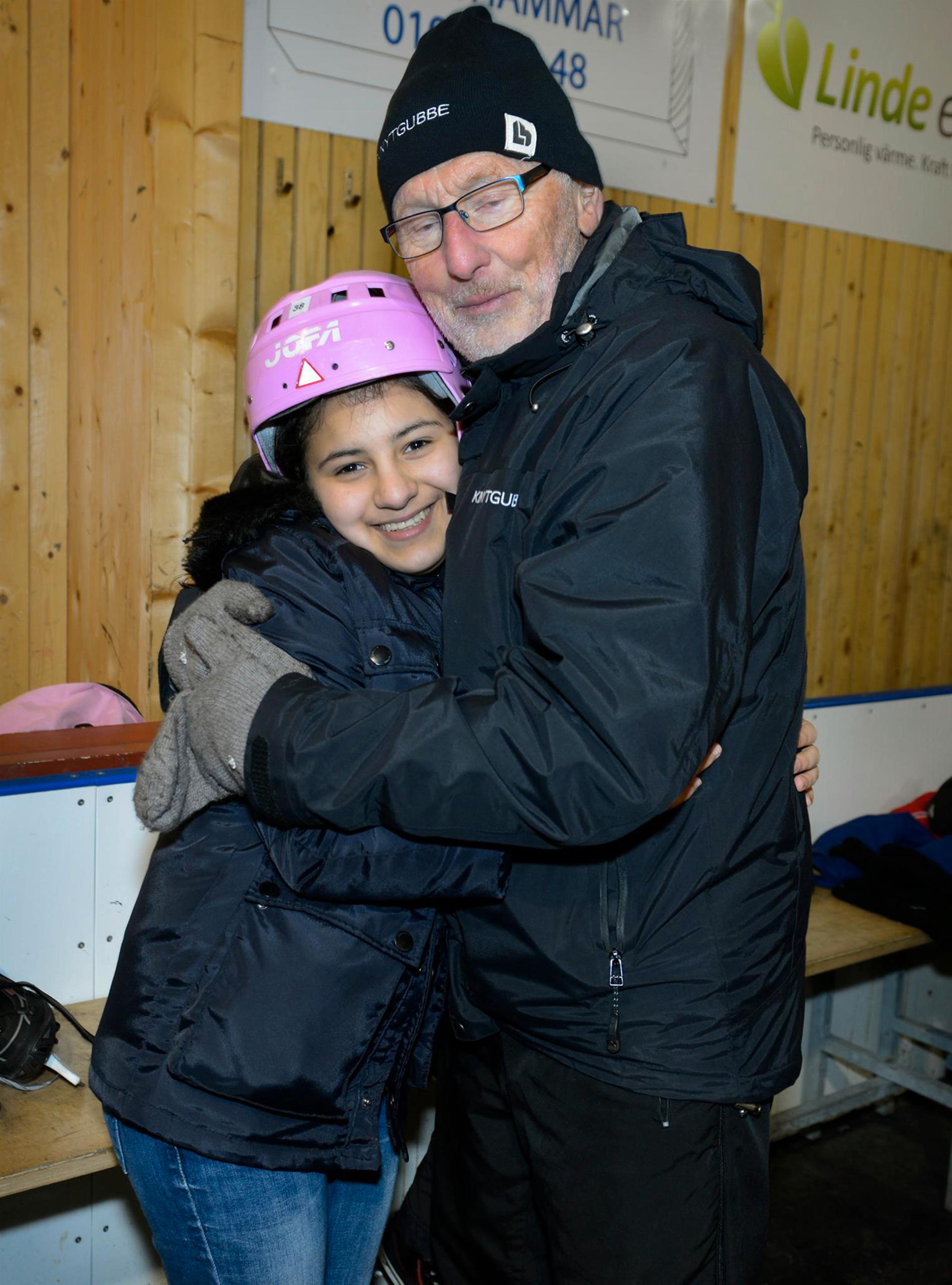 Pliggen Lindén med ett av sina skridskobarn, Zena från Irak.