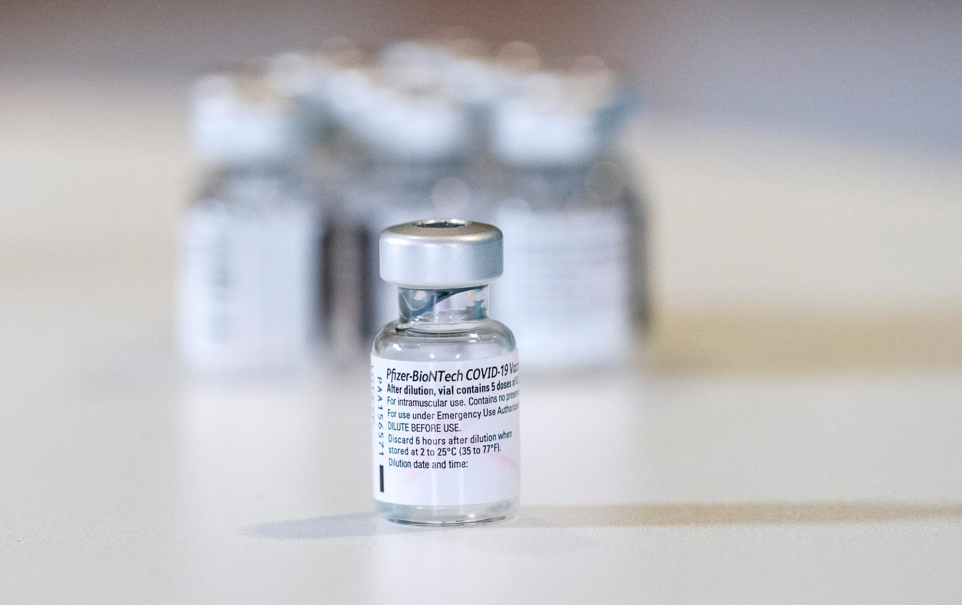 Tio använda ampuller med Pfizer/Biontechs vaccin, den mängd som skickats ut till respektive vårdcentraler i Skåne på en vecka.