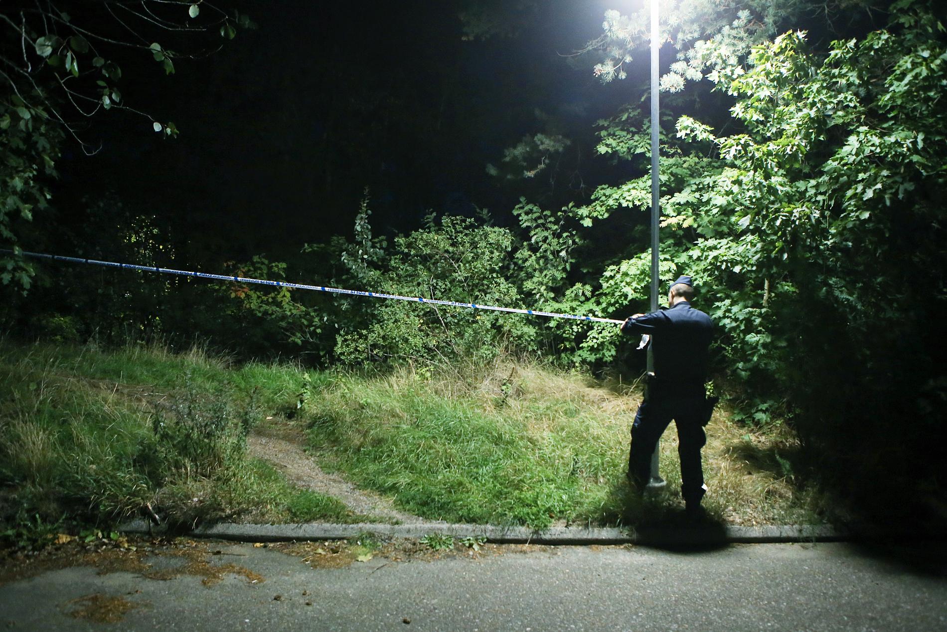 En polis spärrar av platsen där en man sköts utanför Eskilstuna 2018.