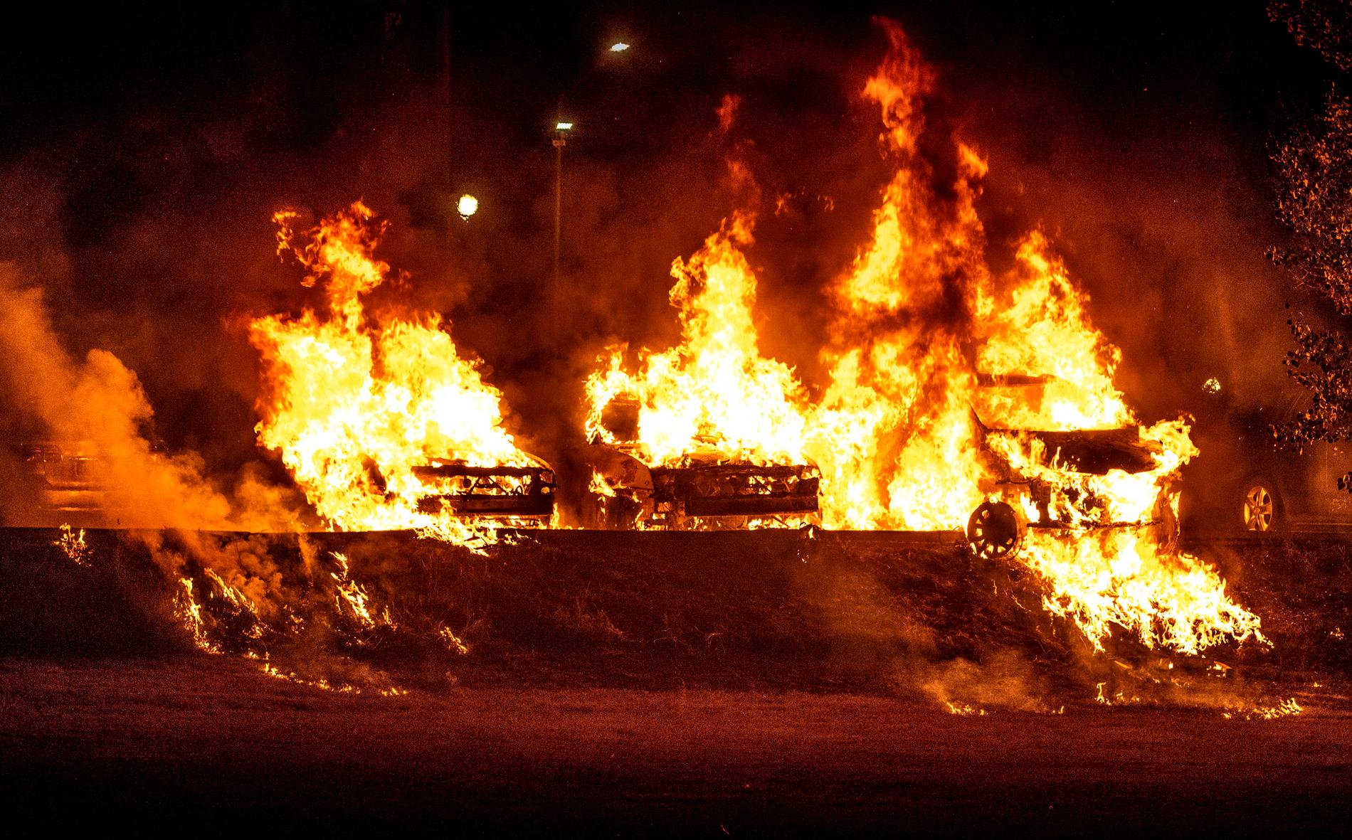 Ett flertal bilar sattes i brand även i Trollhättan.