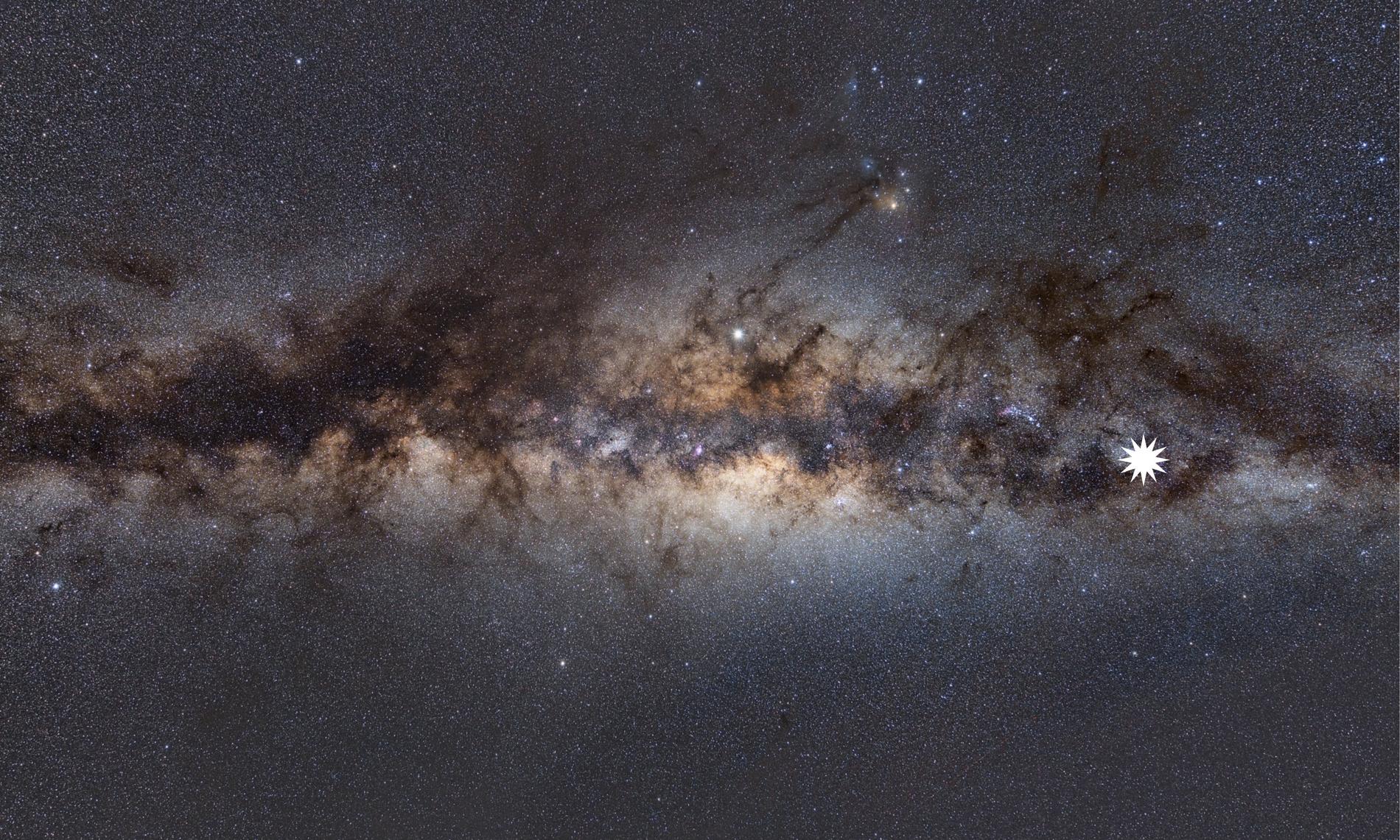 Vår galax Vintergatan sedd från jorden, med platsen för det nyupptäckta objektet utmärkt med en vit stjärna till höger.