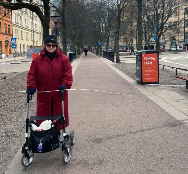 Ingrid Rennerstad, 78, går numera runt med en tumstock utfälld för att folk ska hålla sig på behörigt avstånd. 