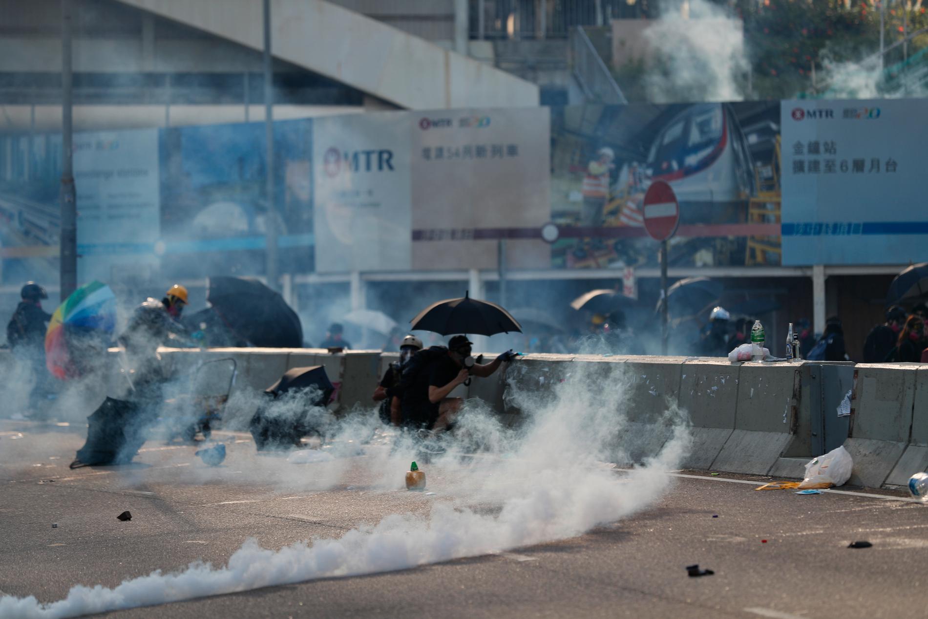 Polisen i Hongkong sköt tårgas och gummikulor under nya protester under dagen.