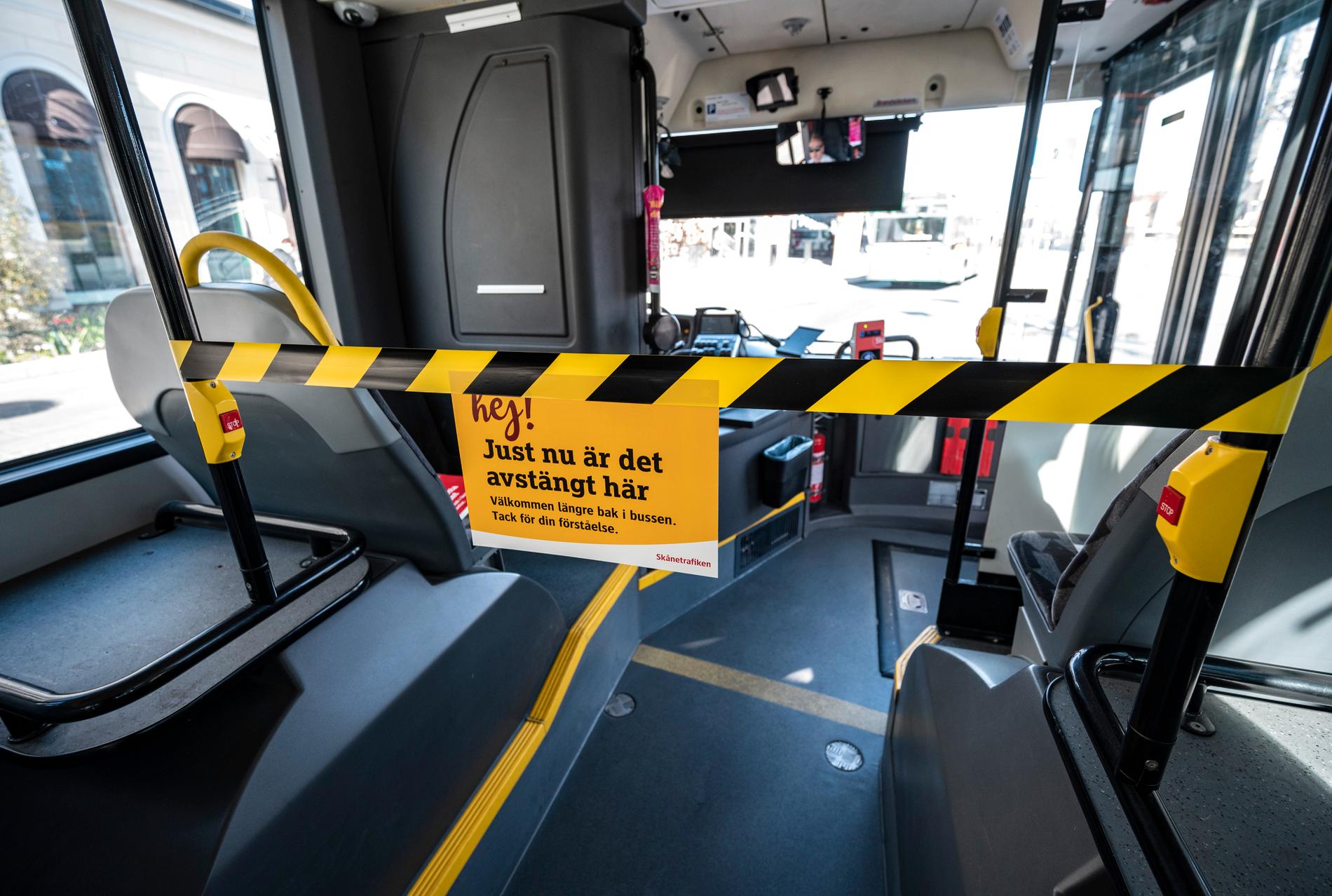 En man i Öregrund vägrade stiga på i bussens bakre del och attackerade sedan busschauffören. Så här ser det ut på en buss i Skånetrafiken som stängt av framdörrarna för att skydda chaufförerna.