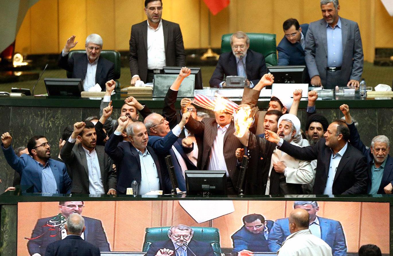 En bild som iranska parlamentet släppt visar parlamentsledamöter som bränner en amerikansk flagga. 