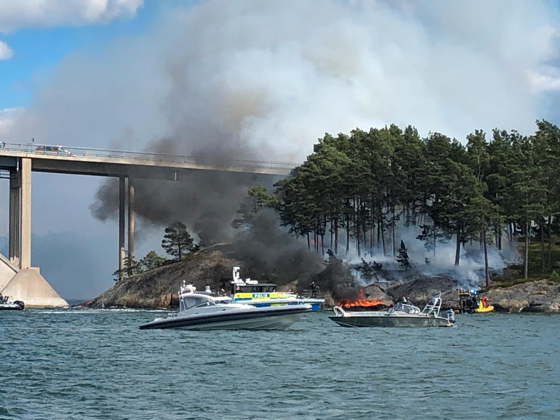En fullt utvecklad brand har startat i en båt vid Djuröbron