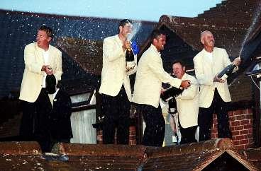 taklagsfest? Europas lag, med Jesper Parnevik i spetsen såg till att fira den bejublade segern ordentligt i natt. Här sprutas det champagne från klubbhusets tak på mästerskapsbanan The Belfry.