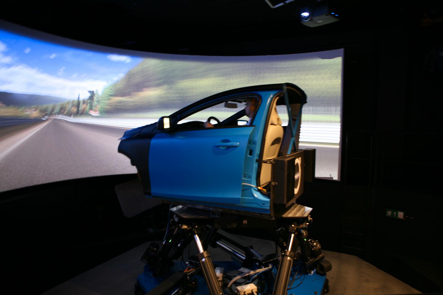 Simulatorn hålls upp av sex armar som står på tre ben på en plattform som ”svävar” och förflyttas av ytterligare tre armar.