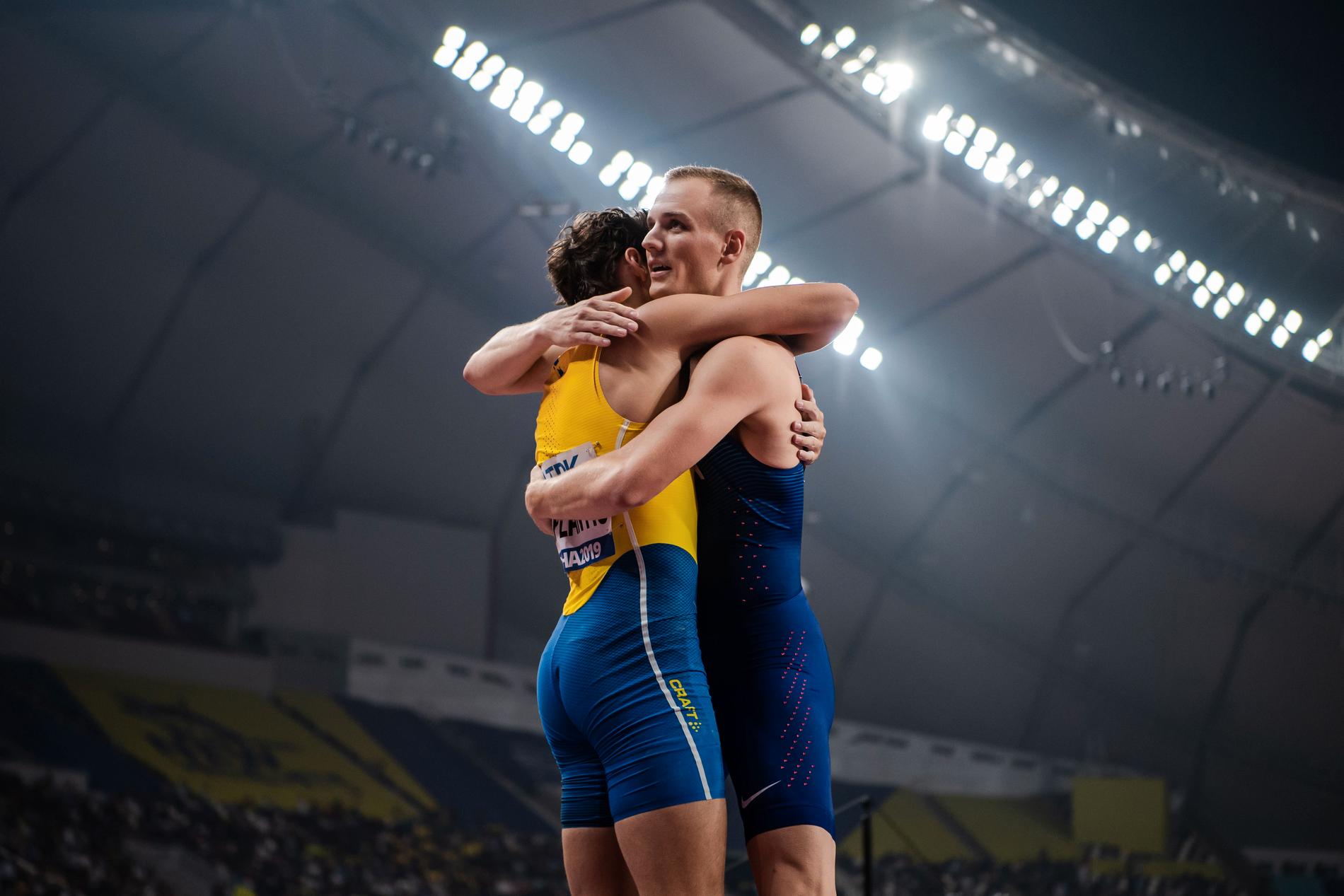Armand Duplantis kramar om Sam Kendricks efter VM-finalen i Doha 2019. 