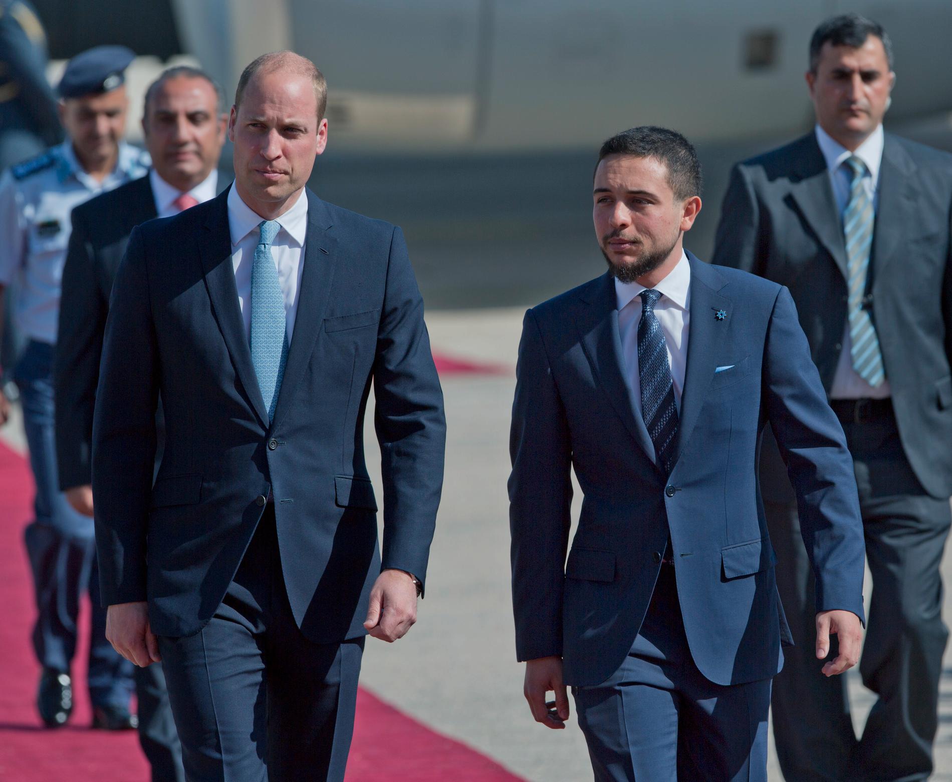 Jordaniens kronprins Hussein tar emot Storbritanniens prins William i Jordaniens huvudstad Amman, där prisen inleder sin fem dagar långa rundresa i Mellanöstern.