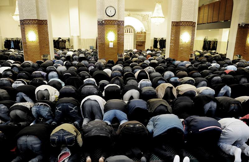 Fredagsbönen i moskén på Södermalm i Stockholm lockar närmare 2 000 troende.