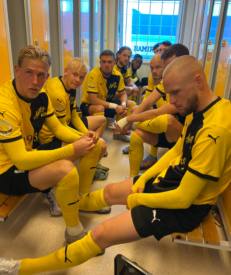 Här bytte Mjällbys spelare om inför kvarten mot Kalmar. 