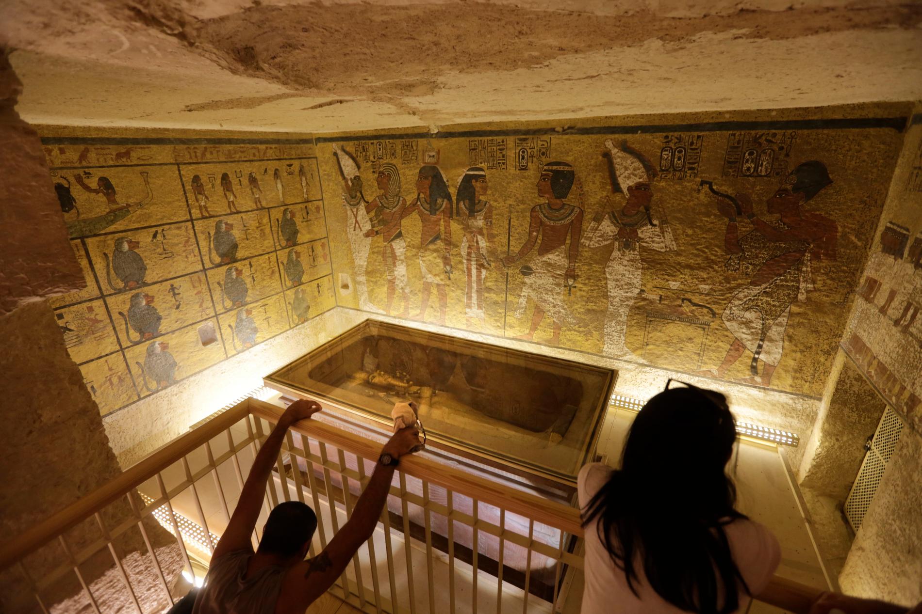 Gravkammaren består av fyra små rum där bara det innersta har målade väggar, vilket är ovanligt. Forskarna tror att Tutankhamun fördes till den sista vilan i all hast. Kanske hann väggarnas färg inte ens torka innan graven förseglades.