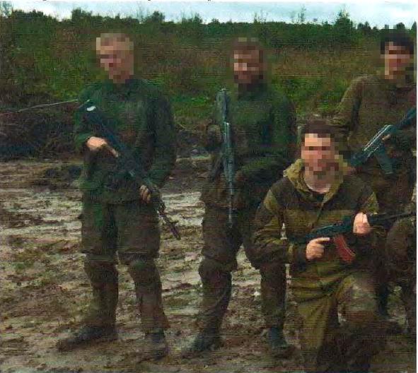 Två av de åtalade för sprängdåden, till vänster på bilden, deltog i slutet av augusti i en paramilitär kurs i Ryssland hos Partizans.