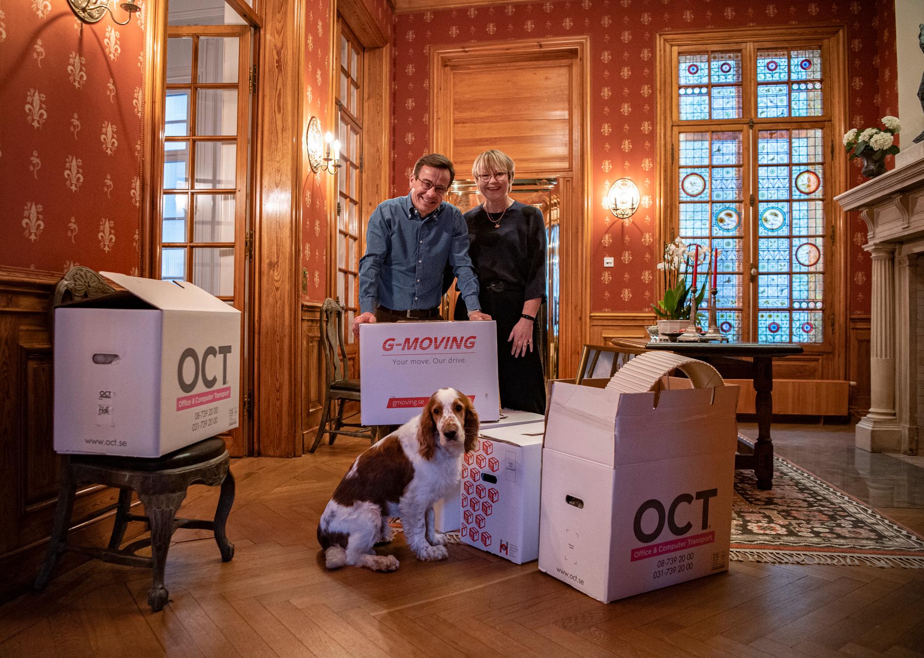 Ulf Kristersson och Birgitta Ed med flyttkartonger inne på Sagerska palatset. 