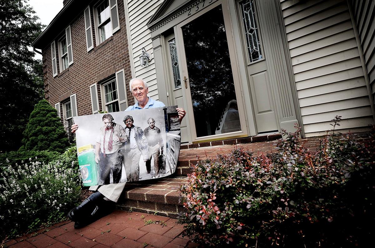 GRÄVDE SIG FRAM UR BRÅTEN George Sleigh, 69, står på gatan utanför sitt hem i Hudson, Ohio. Han håller i samma väska som han hade i handen när han fångades av en fotograf strax efter att han tagit sig ut ur rasmassorna av World Trade Center.