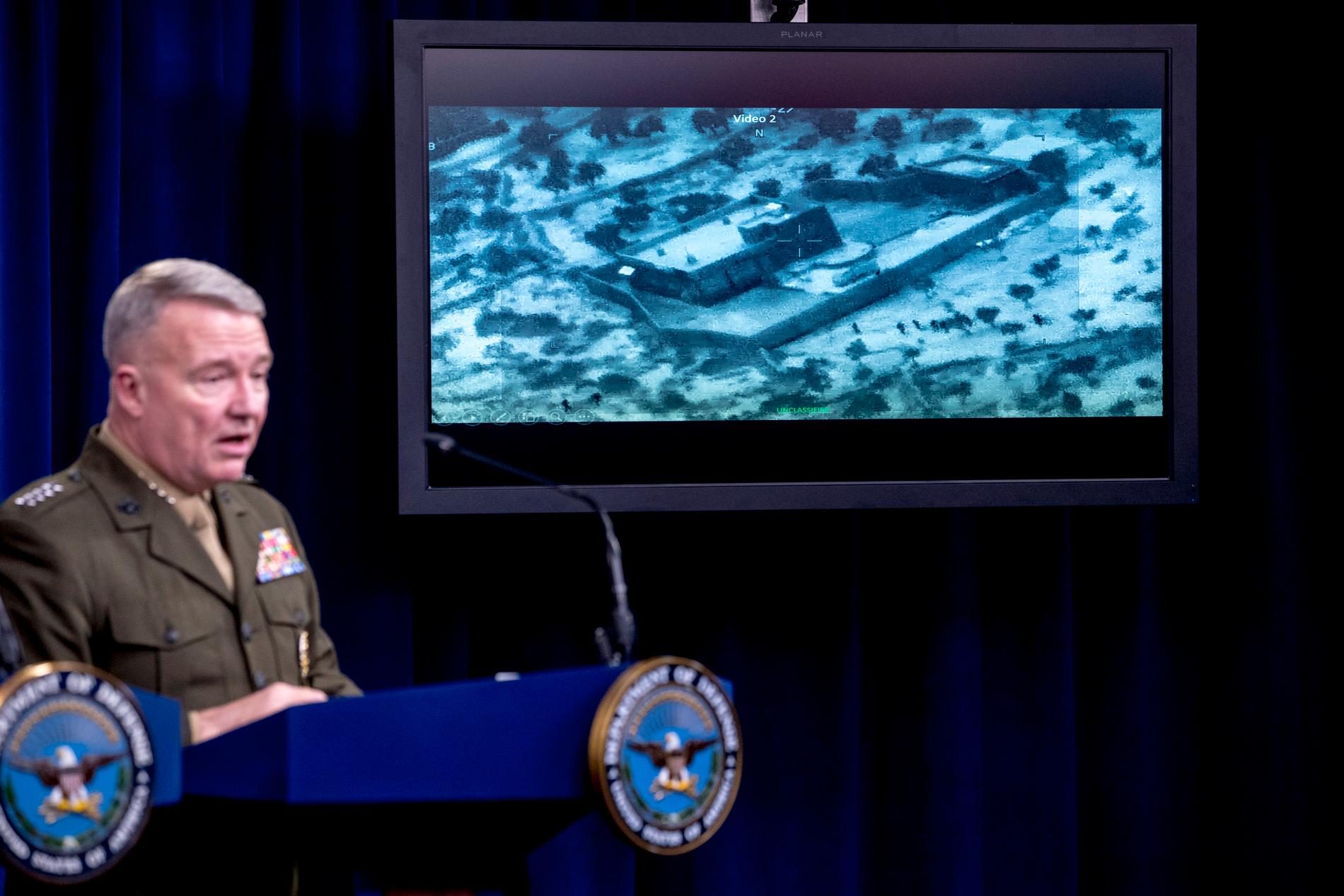 USA:s general Kenneth McKenzie visar en video från räden mot IS-ledaren al-Baghdadi.