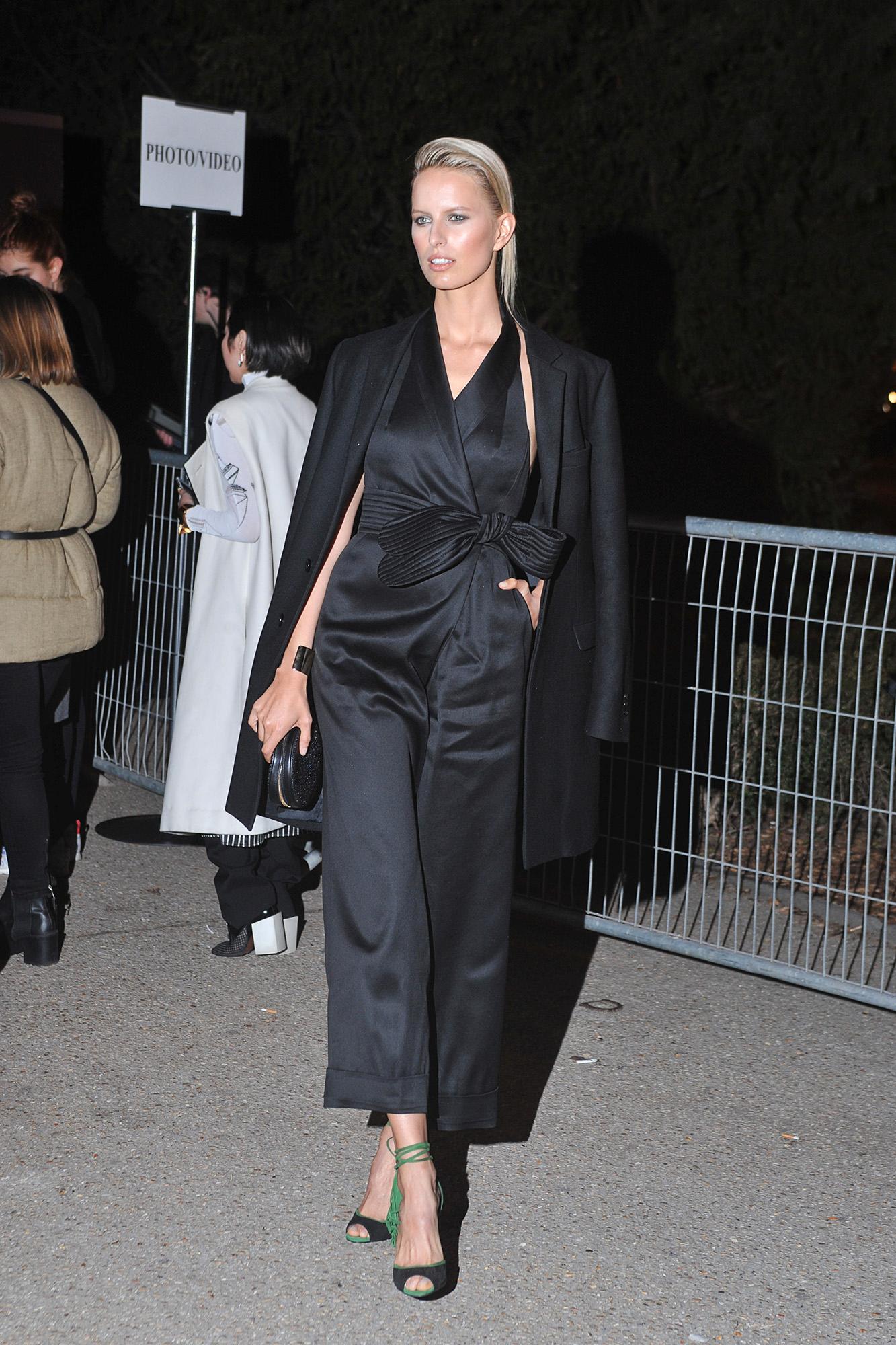 Karolina Kurkova Karolina körde på en cool kvällslook i en svart jumpsuit med brett skärp till H&M:s visning i Paris.