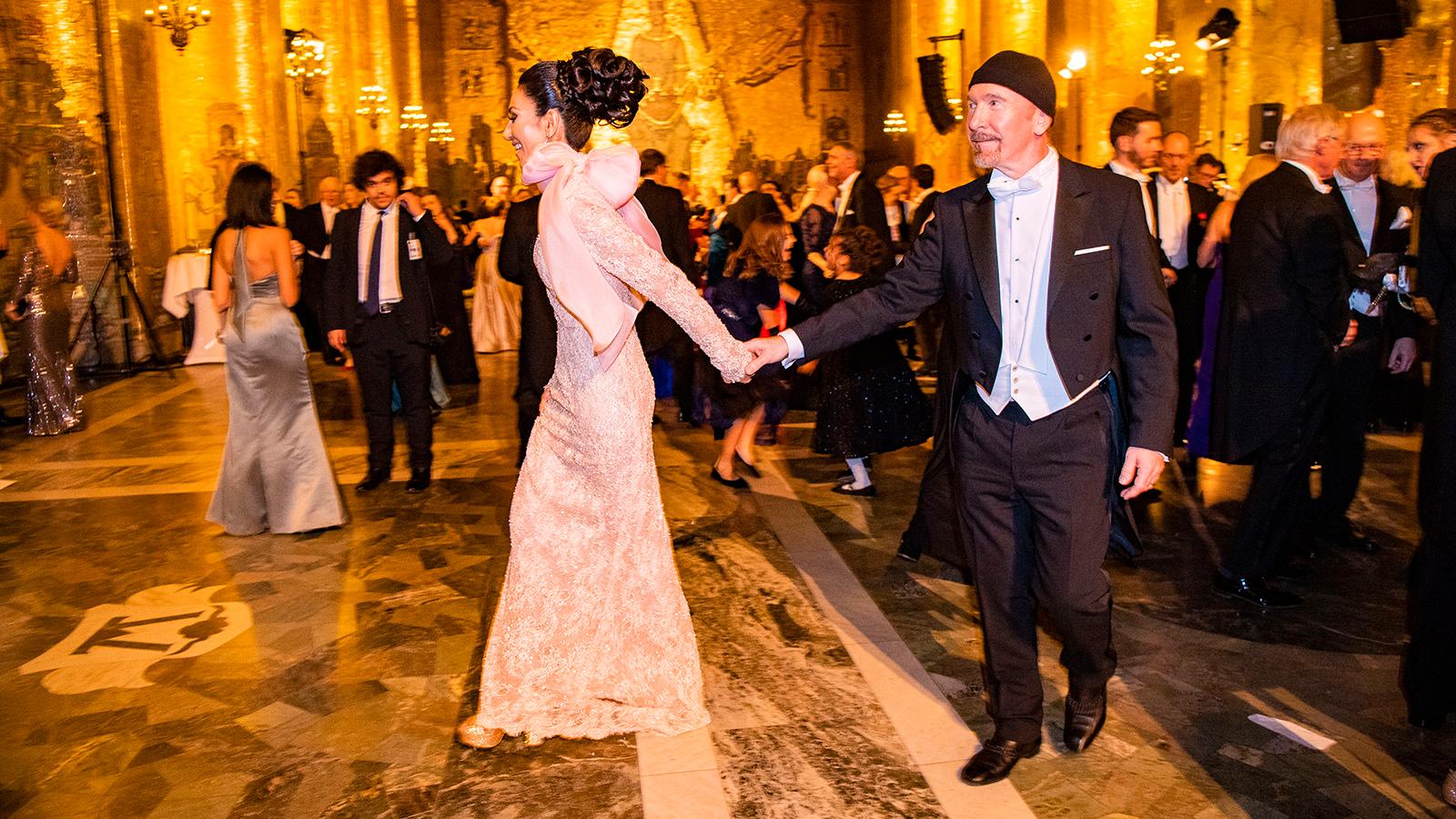 The Edge på Nobelfesten 2018, dansar med Mouna Esmaeilzadeh "Doktor Mouna".