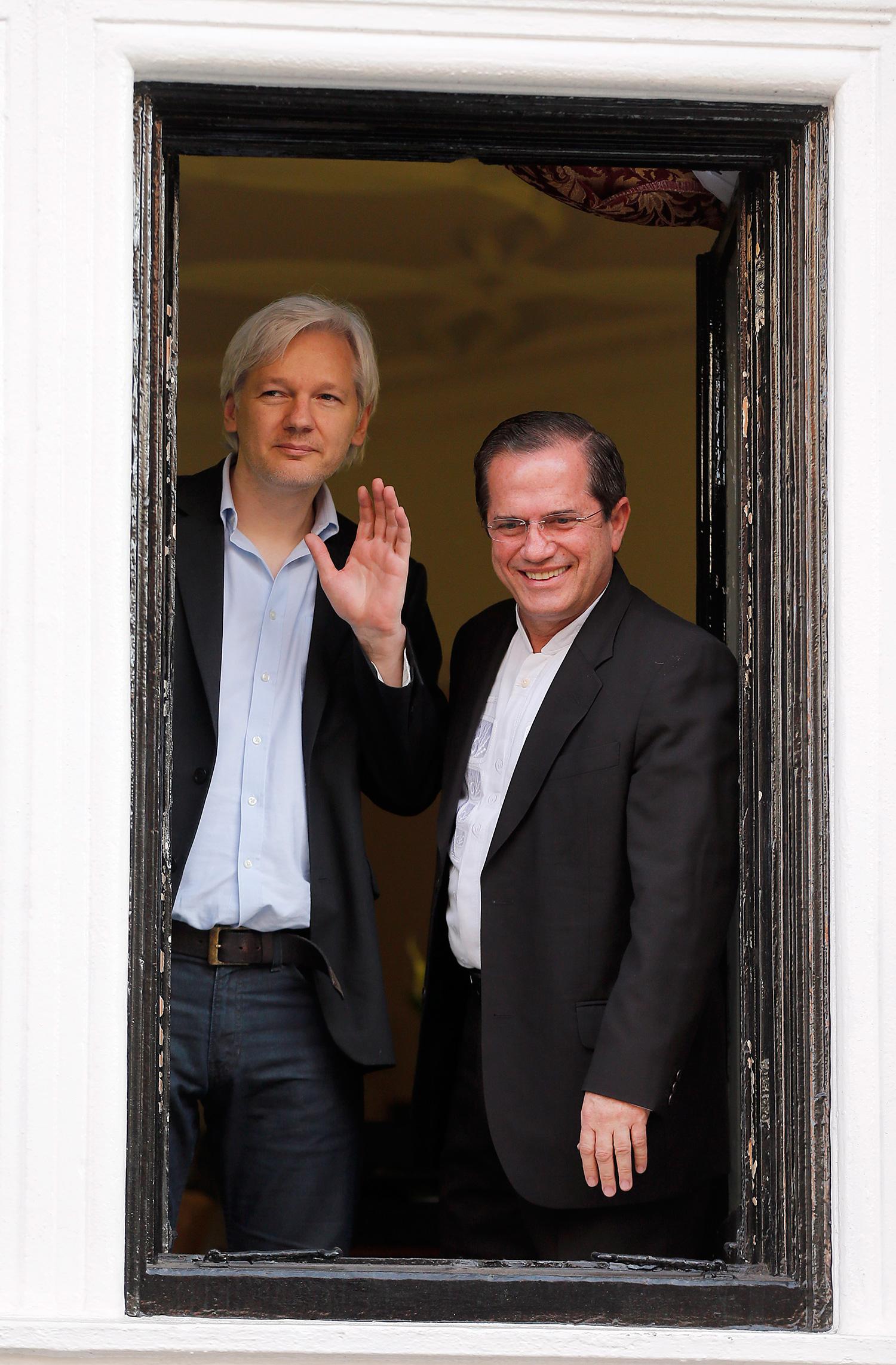 En annan vän av ambassader är Julian Assange, som sedan 19 juni 2012 är inneboende på Ecuadors ambassad. Här bredvid landets utrikesminister Ricardo Patiño.