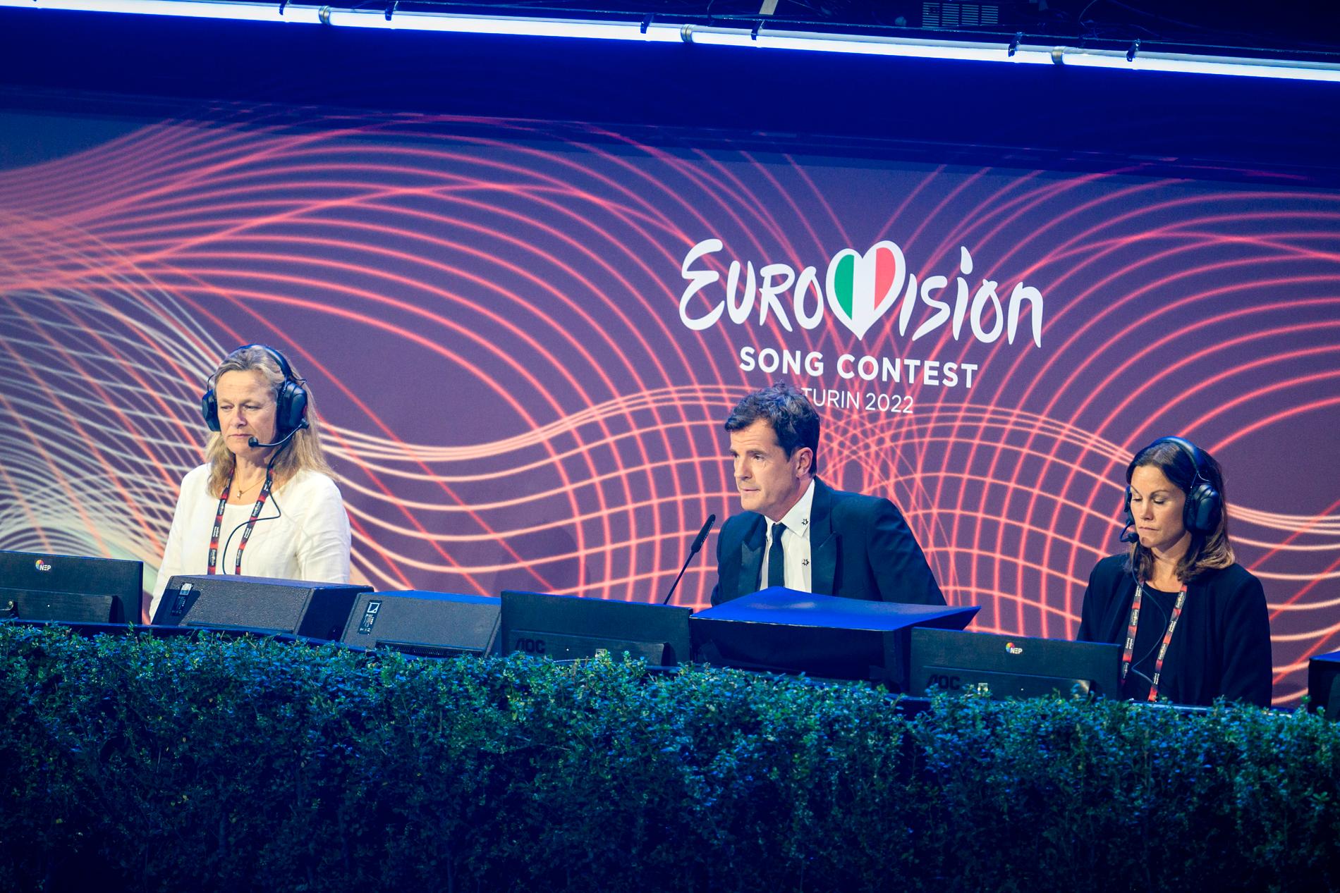 Eurovision-chefen Martin Österdahls vita lögn i sändningen: ”Vi har nu jurypoäng från de 40 nationella jurygrupperna”.