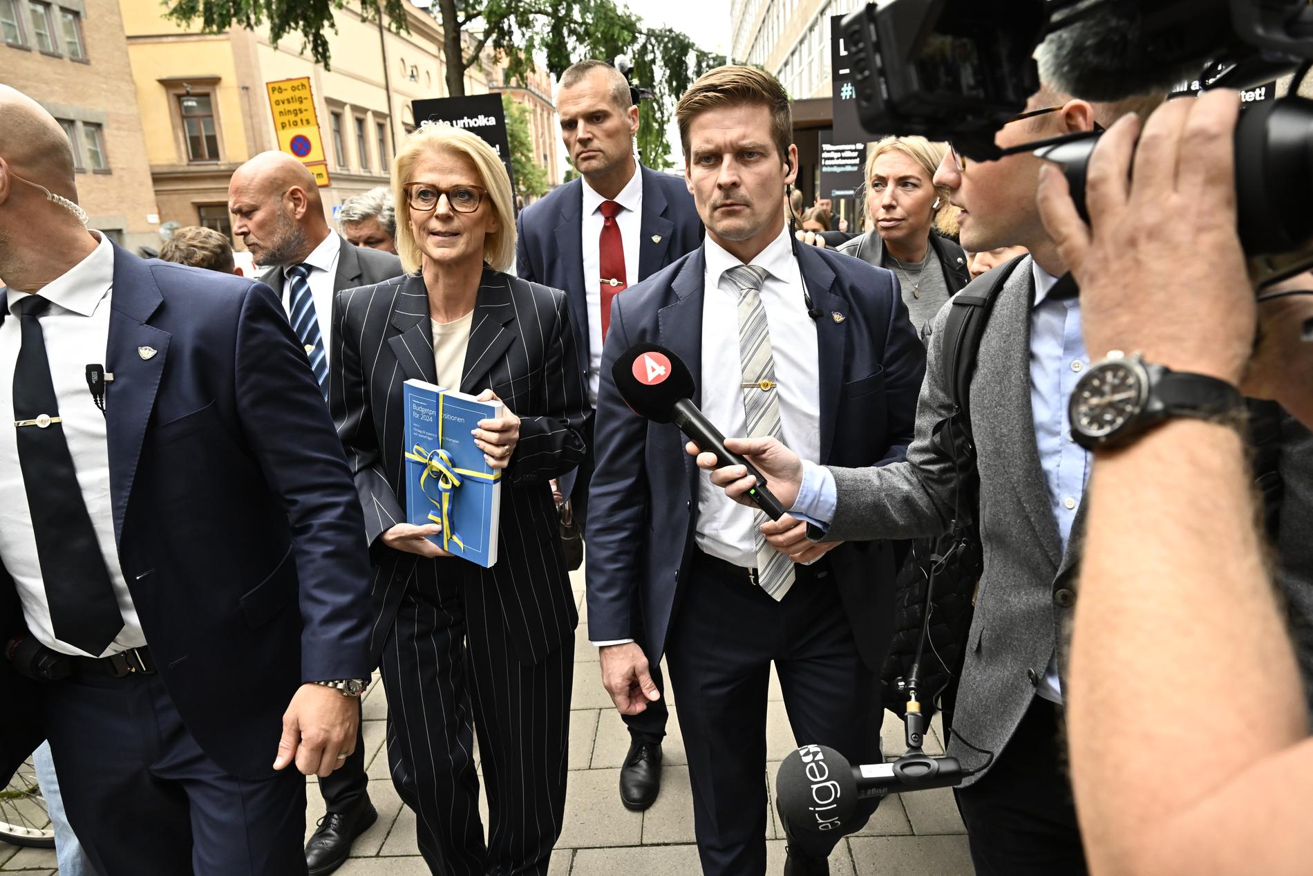 Finansminister Elisabeth Svantesson under budgetpromenaden på onsdagen.
