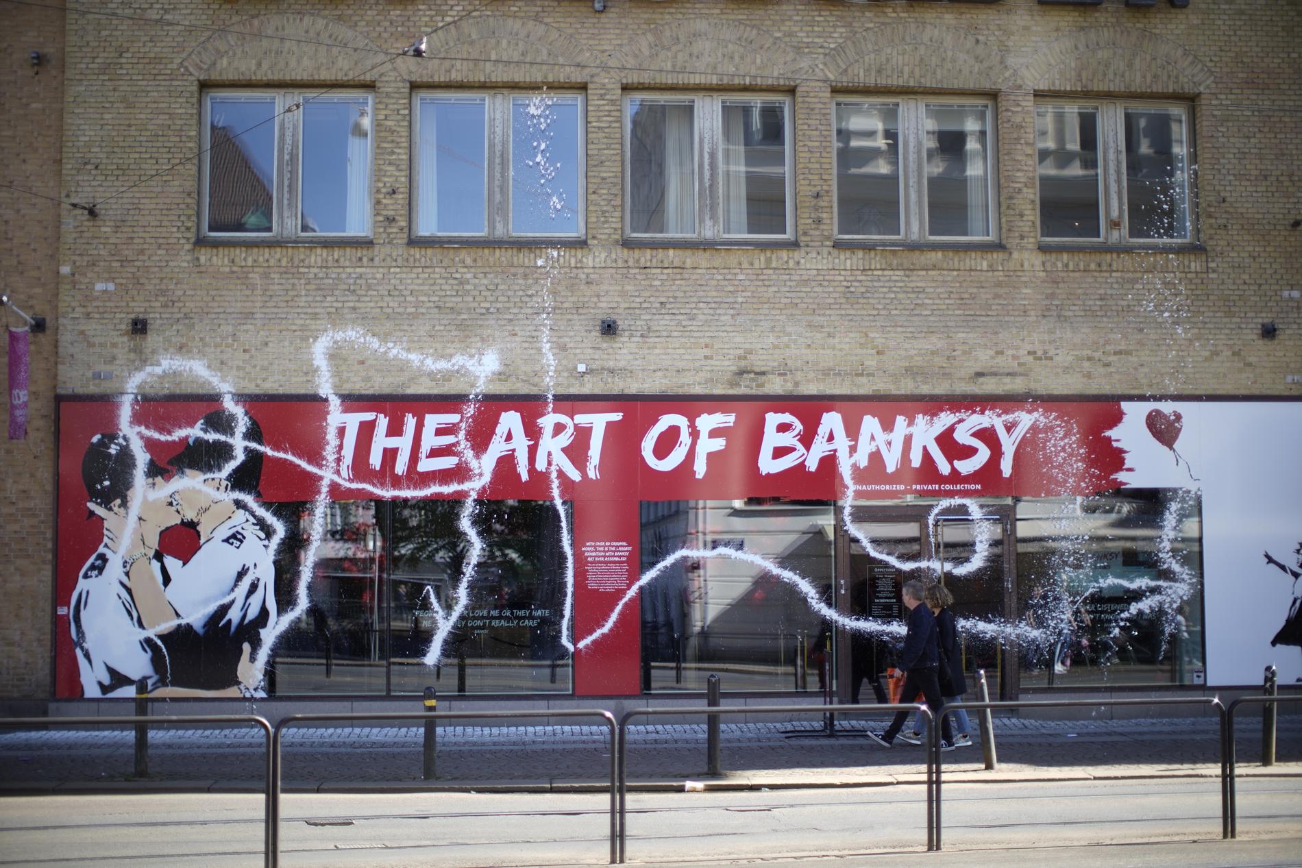 I dag öppnade Banksyutställningen i Göteborg. När personalen kom dit i morse var fasaden vandaliserad.
