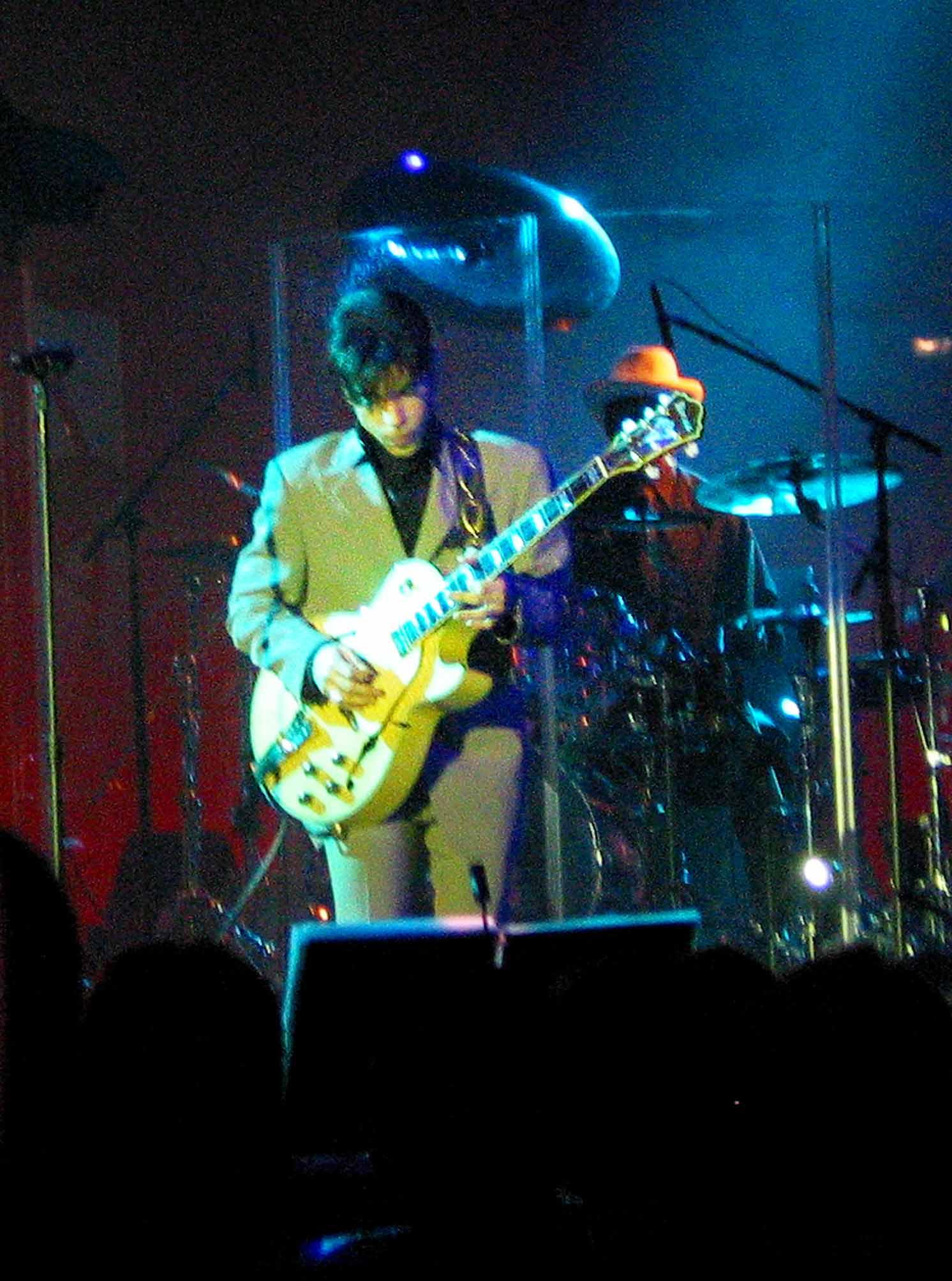 Prince spelar i Stockholm 2002.
