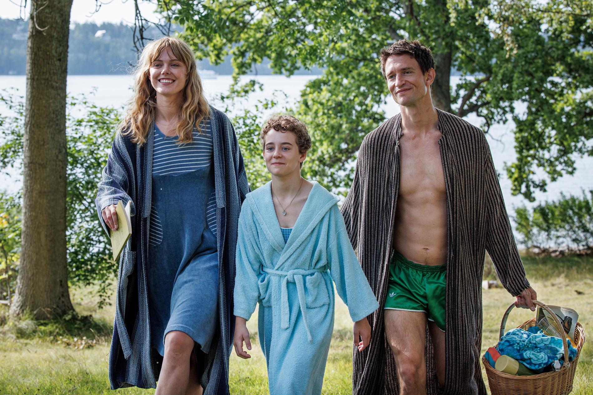Frida Gustavsson och August Wittgenstein spelar det äkta paret Marianne och Markus. Deras dotter Isabelle spelas av Poppy Klintenberg Hardy. Pressbild.