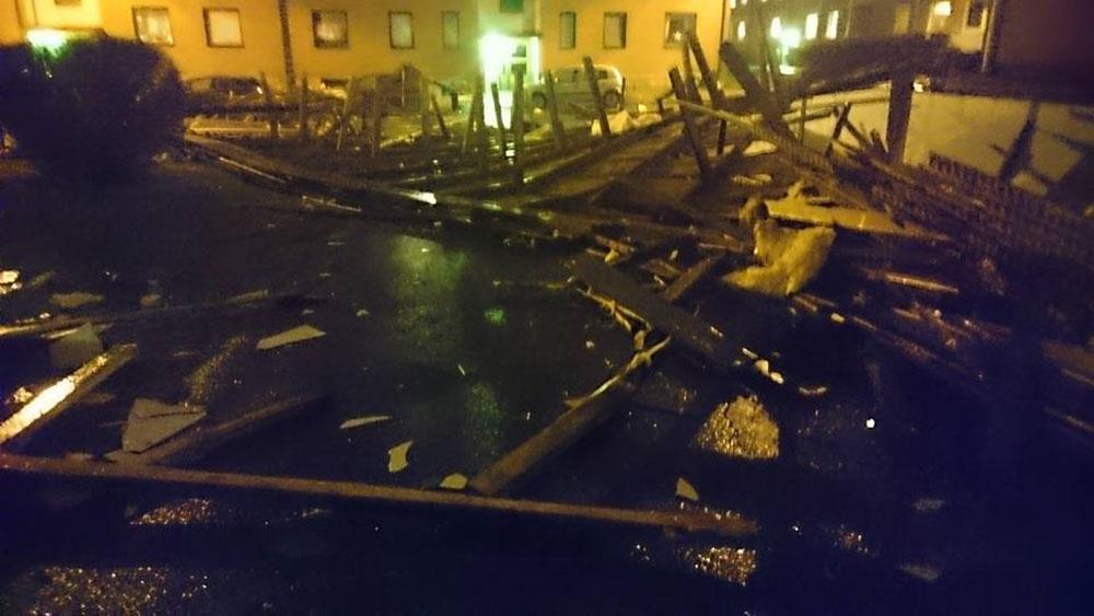 Taket  blåste av huset i Hässleholm.