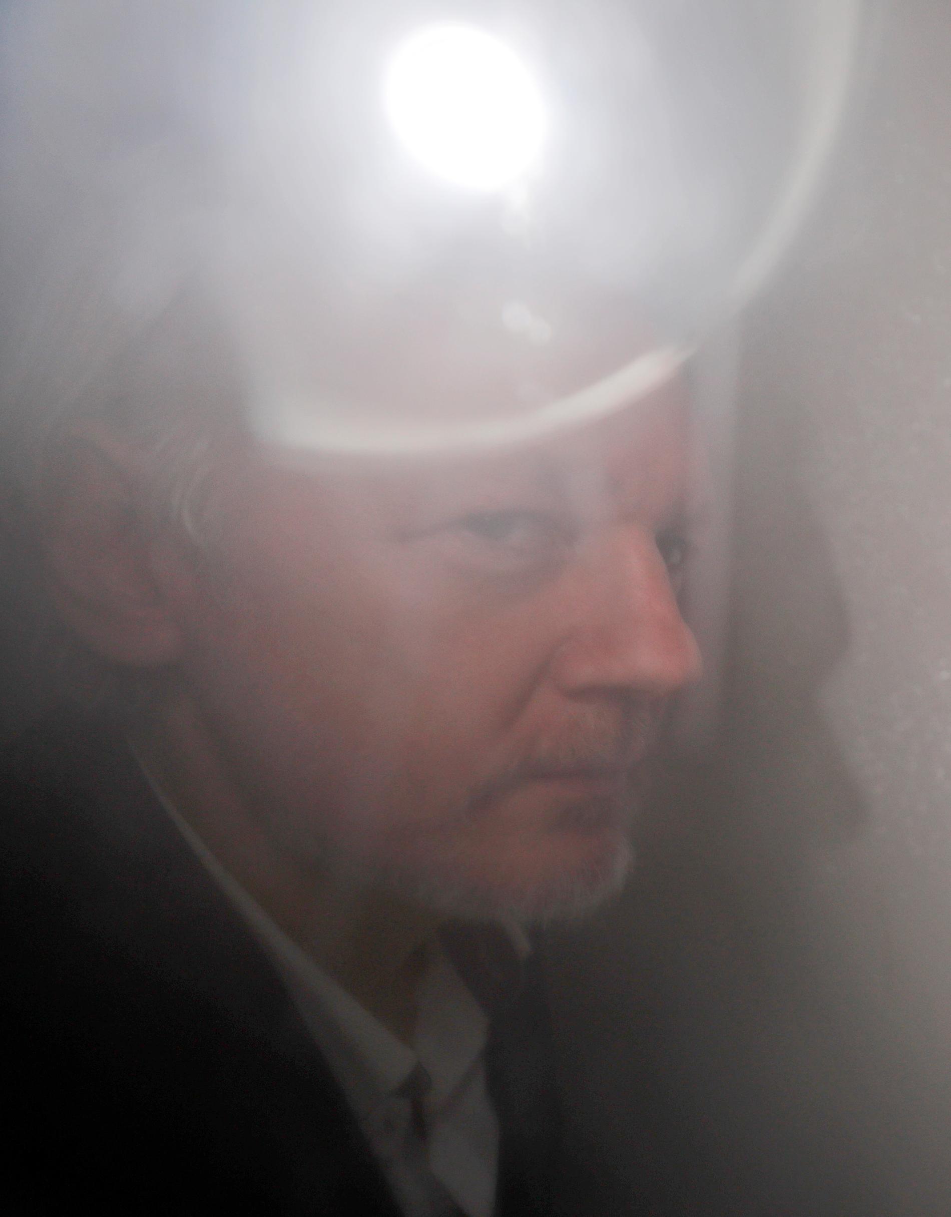 Wikileaks grundare Julian Assange fotograferas i en fångtransport den 20 december 2019. 