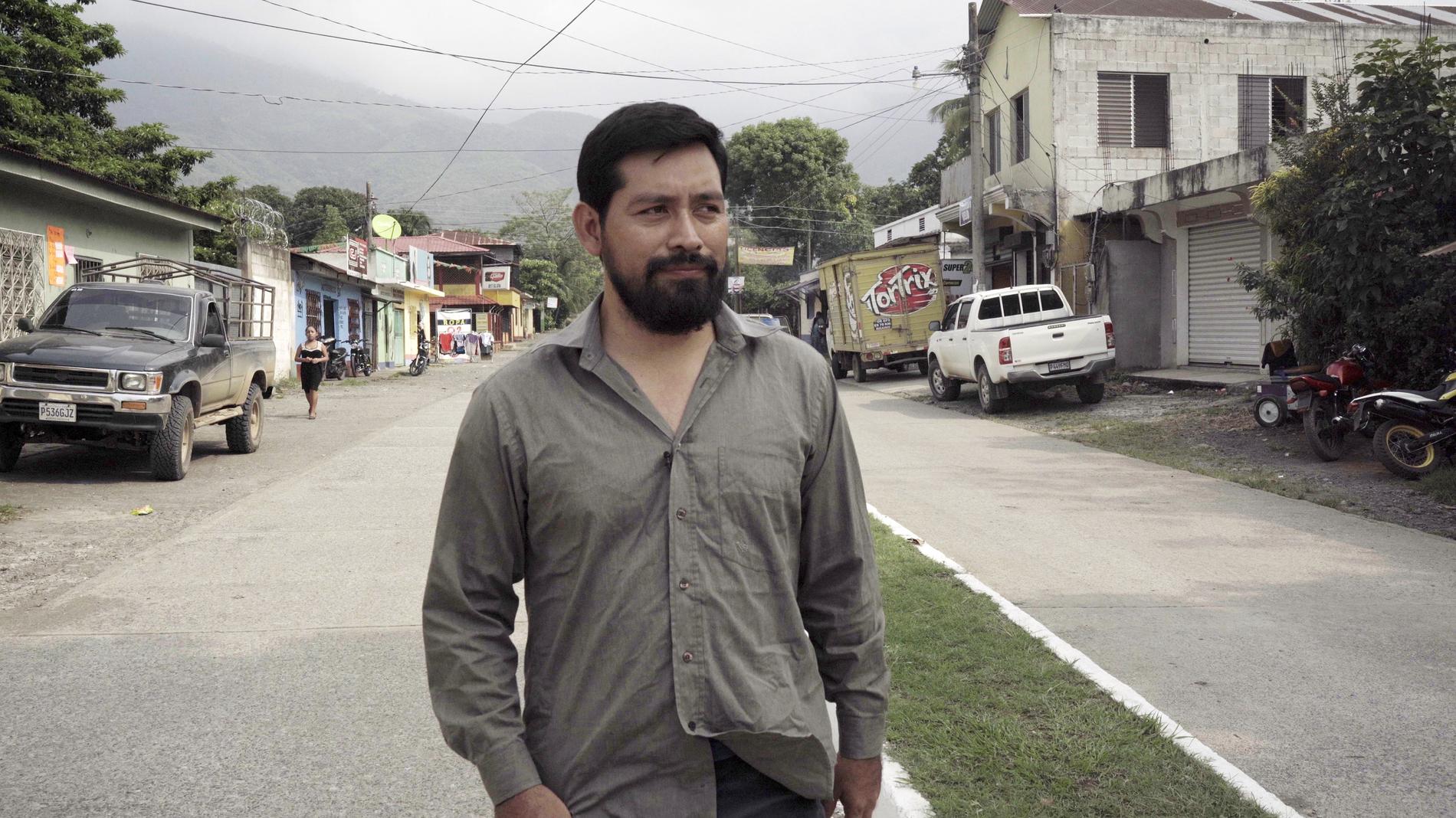 Journalisten Carlos Choc tvingades gå under jorden på grund av sin granskning av mordet på fiskaren Carlos Maaz.