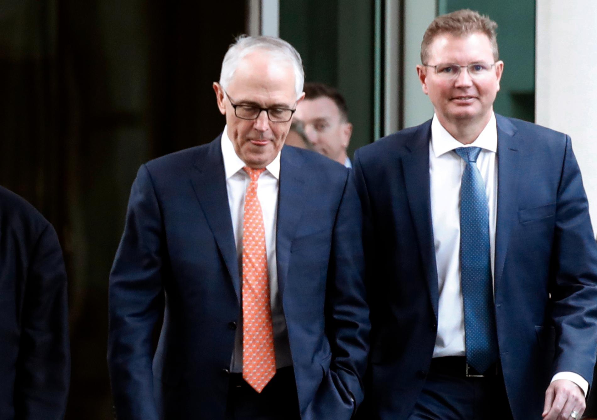 Malcolm Turnbull såg sammanbiten ut när han anlände till mötet i Canberra på fredagen.