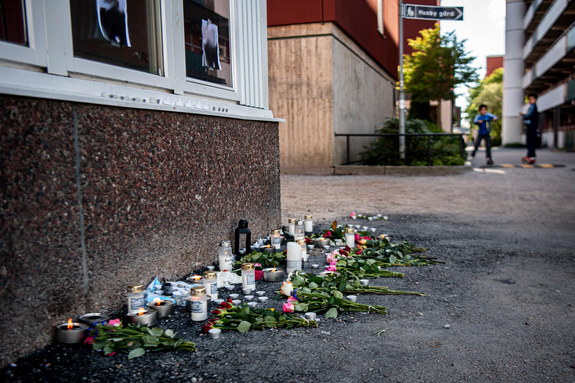 En 28-årig man sköts till döds på öppen gata i Husby.