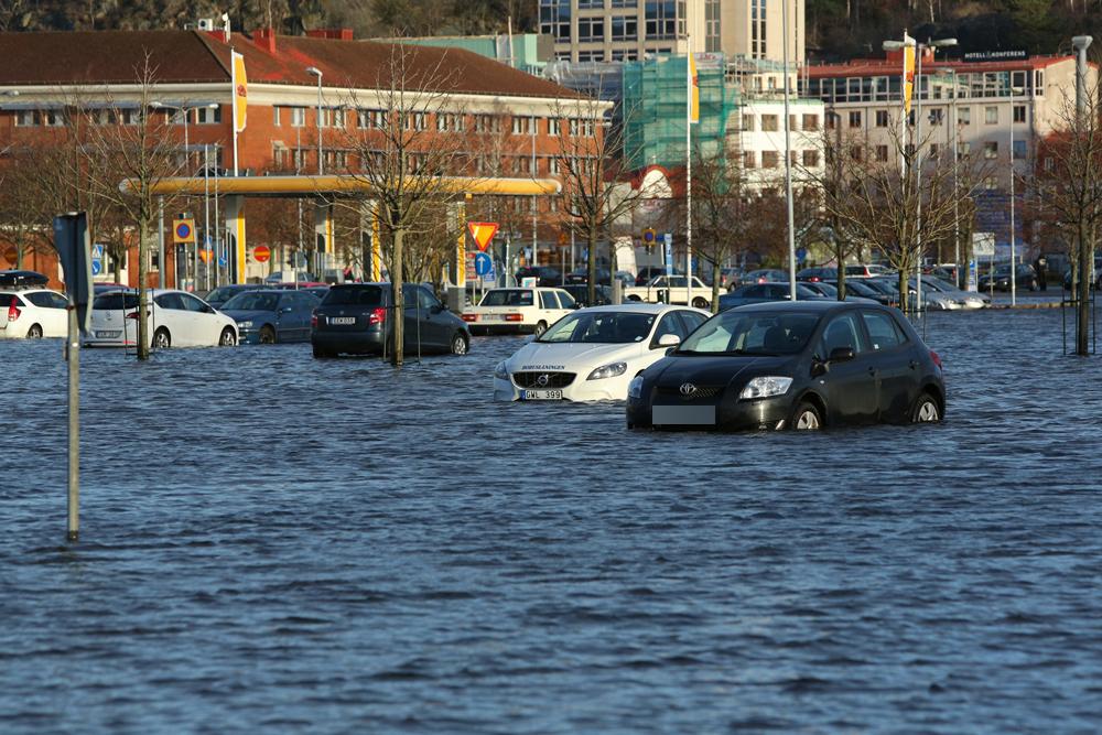 Hela parkeringsplatsen i Uddevalla centrum översvämmad.