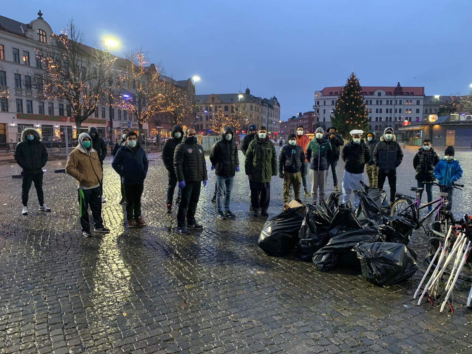 Ett 20-tal ungdomar och församlingsmedlemmar startade nyårsdagen med att städa Möllevångstorget i Malmö.