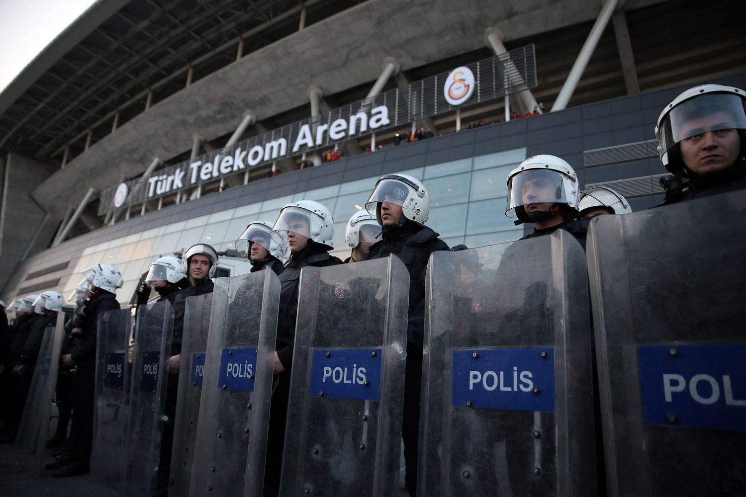 Svenska landslaget kommer att ha polisbeskydd under hela vistelsen i Antalya.