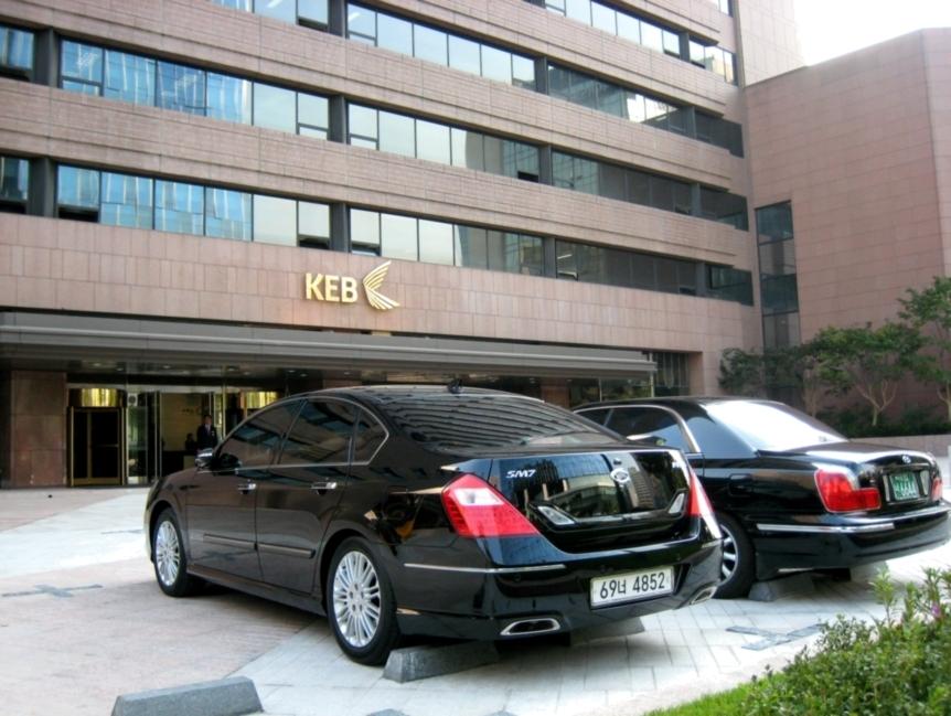 I Seouls finanscentrum är det tätt mellan de koreanska lyxbilar som aldrig lämnar Asien. Här en Ssangyong Chairman och en Hyundai Equus, båda med V8 och Mercedeskomplex.