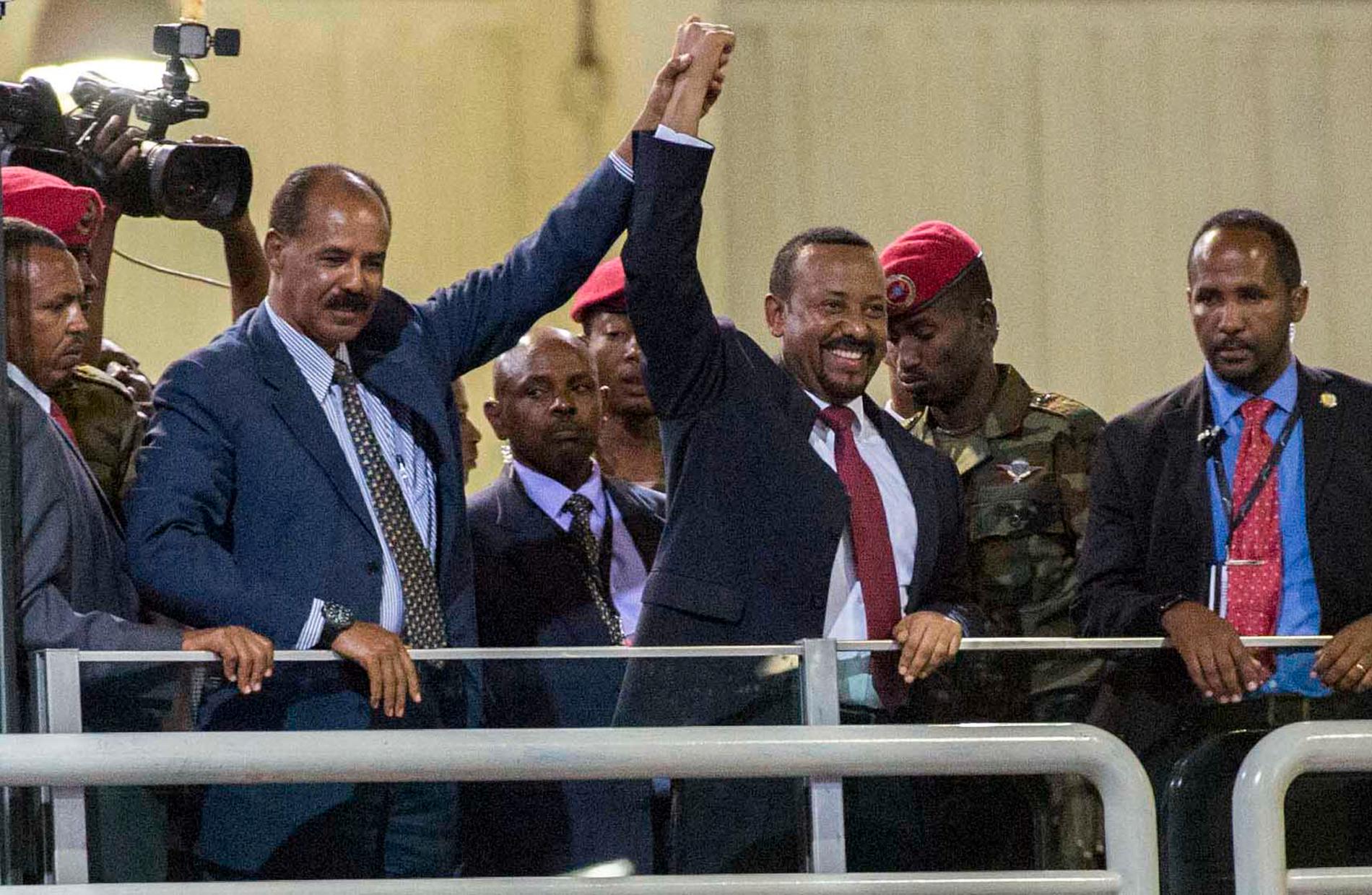 Etiopiens premiärminister Abiy Ahmed lyfter sin hand tillsammans med Eritreas president Isaias Afwerki 2018.
