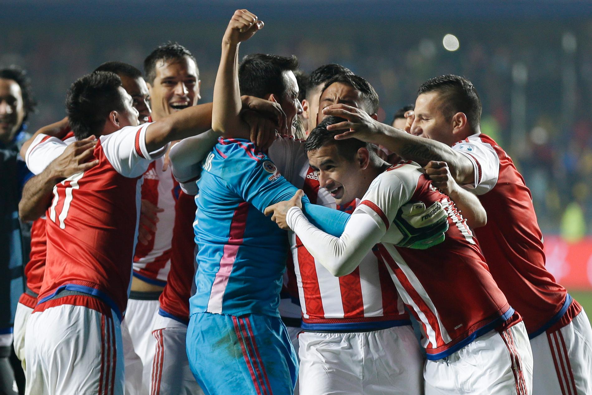 Paraguays spelare kramar om Gonzalez efter segerstraffen