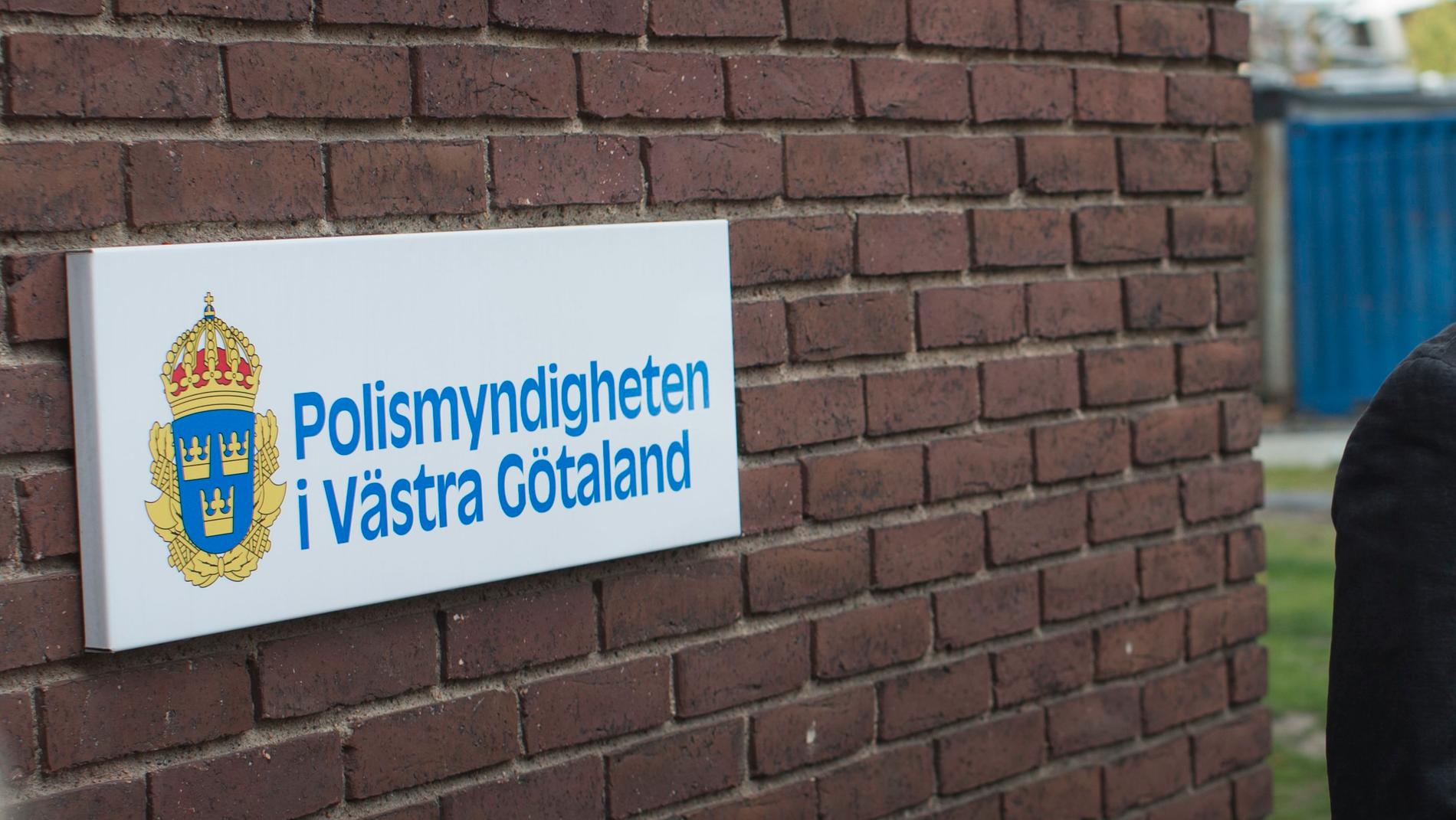 En åklagare ska granska uppgifter om att poliser stjäl beslagtagna "brottsverktyg" på polishuset i Göteborg. Arkivbild.