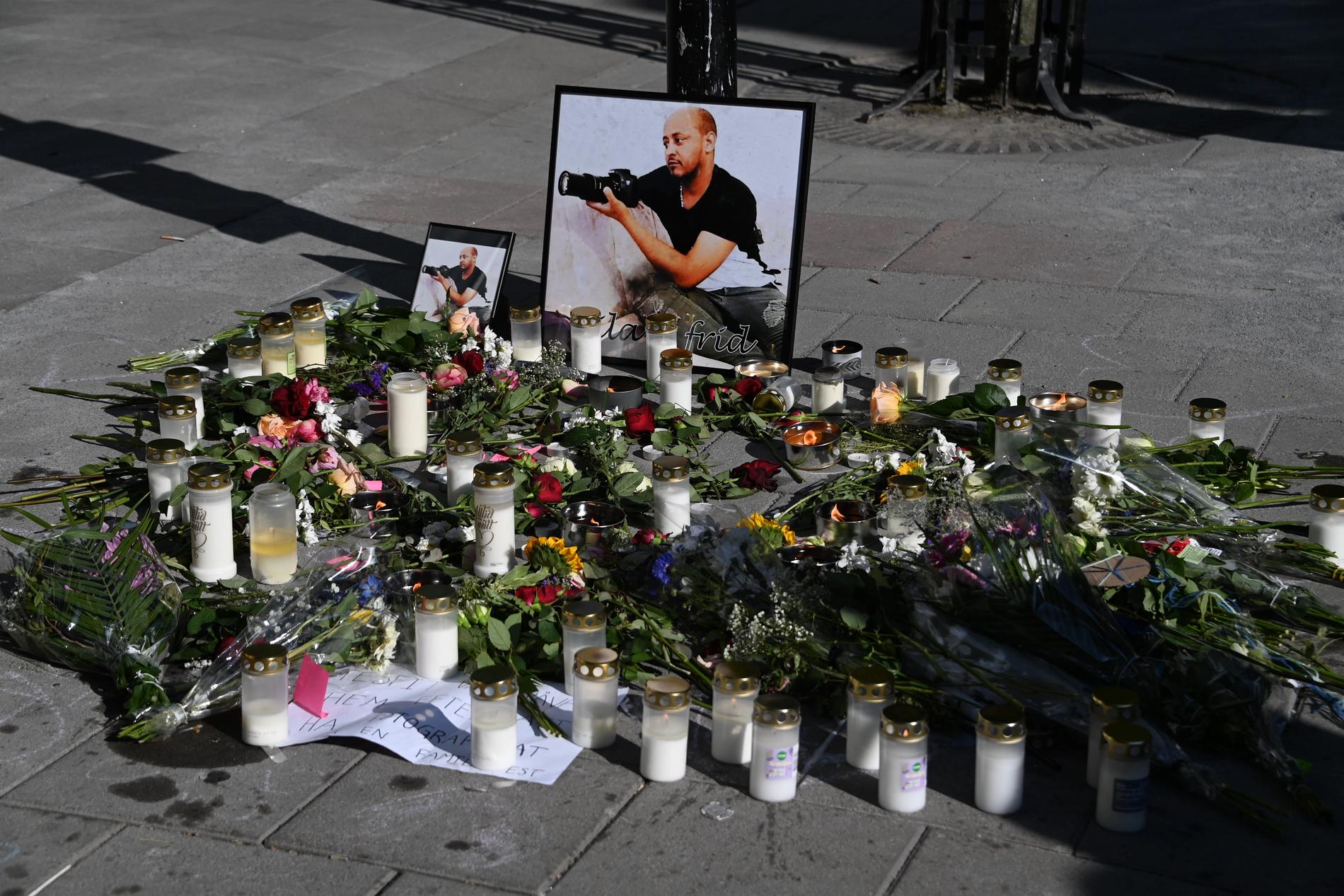 Blommor och ljus för Tesfamichal Beraki som dog i skjutningen. 