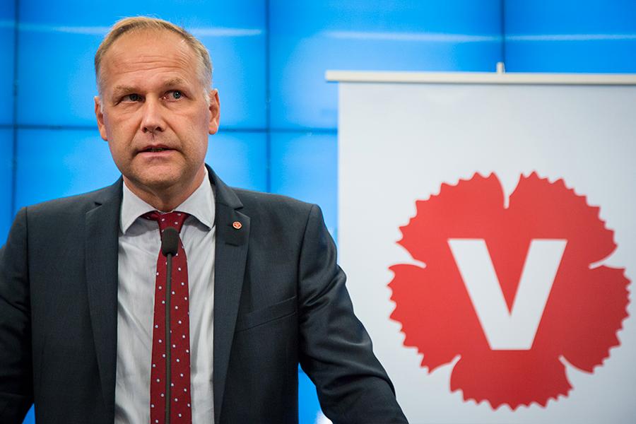 V-ledaren Jonas Sjöstedt menar att statsminister Stefan Löfven måste sluta flirta med Moderaterna.