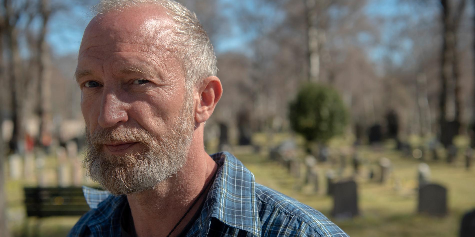 Tommy Östher, kyrkogårdschef på Solna kyrkogård, är rädd att landets kyrkogårdar allt mer kommer komma att likna öppna gräsytor.