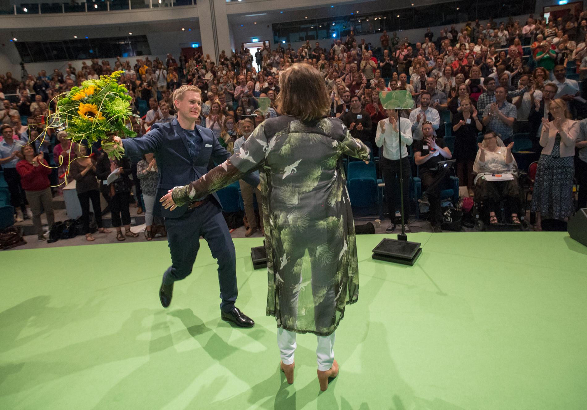 Miljöpartiets språkrör Isabella Lövin blir gratulerad av det andra språkröret Gustav Fridolin i samband med sitt tal under partiets kongress på Aros kongresscenter i Västerås.