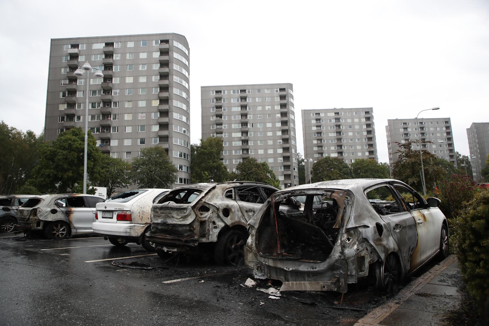 Bilbränder släcktes på 20 platser i Göteborg i måndags kväll. På bilden utbrunna bilar på parkeringen vid Frölunda torg.