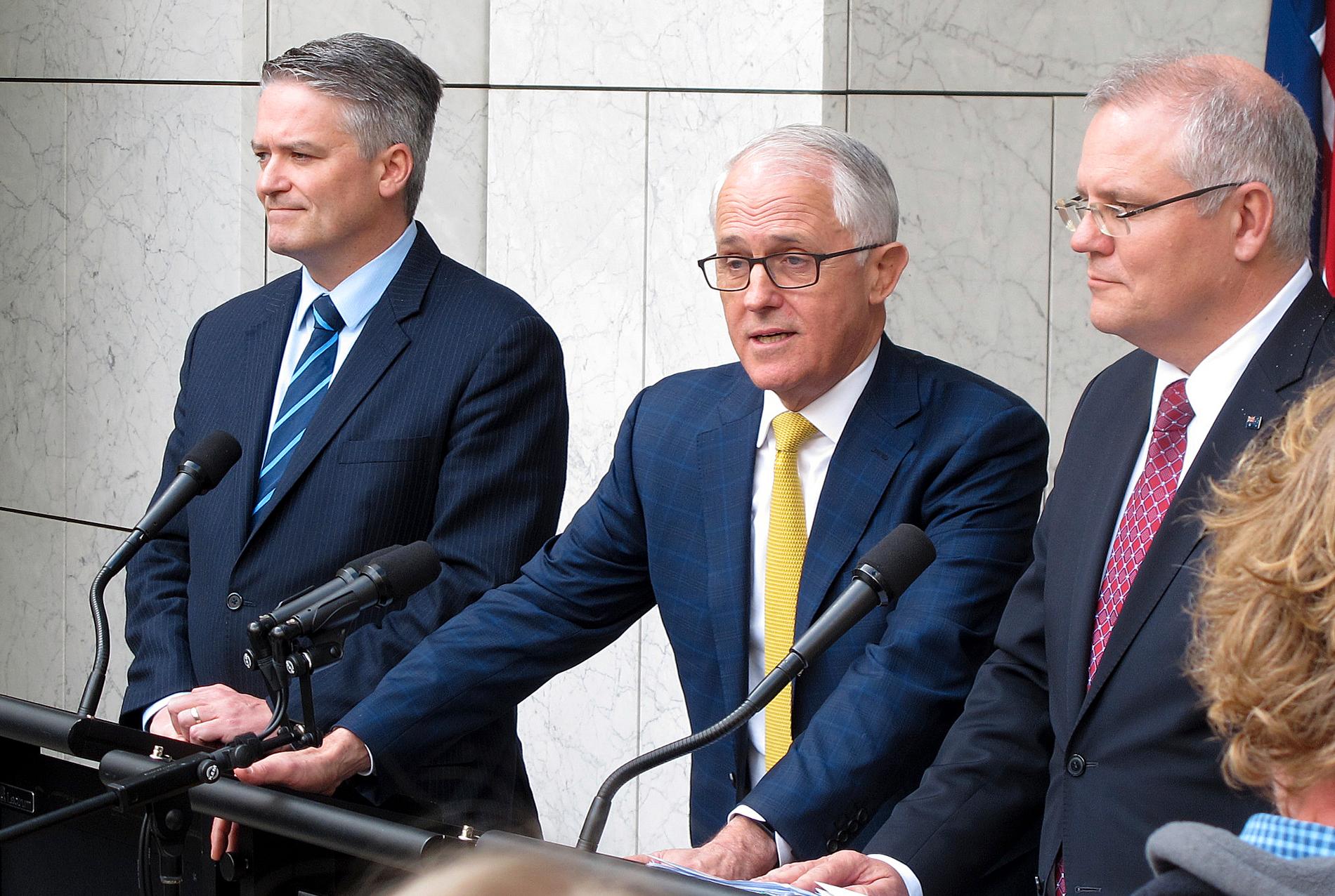 Australiens premiärminister Malcolm Turnbull i mitten, flankerad av ministrarna Mathias Cormann och Scott Morrison i Canberra under onsdagen.