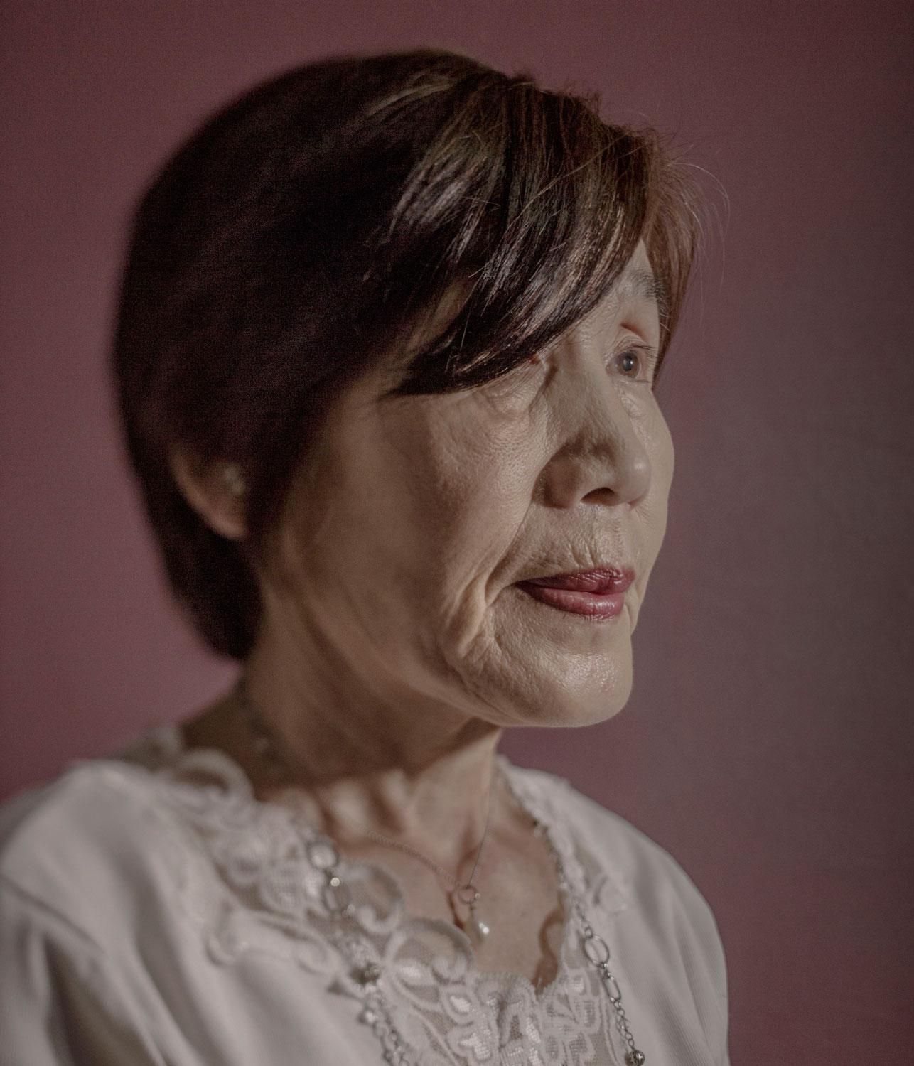Nakamura Motoko var 11 år när bomben föll. Hon befann sig i skolan bara dryga två kilometer från bombens epicentrum. Hon fick inga allvarliga skador men har hela livet oroat sig för att hon ska utveckla cancer på grund av den radioaktiva strålningen. Hennes äldsta dotter lider av cancer.