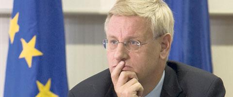 Inte ett knyst Carl Bildt tiger som muren i frågan om ett eventuellt medlemskap i Nato.